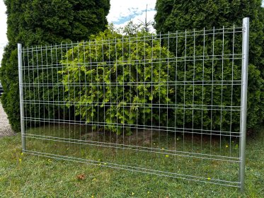 Montaż paneli ogrodzeniowych