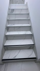 Układanie płytek na schodach