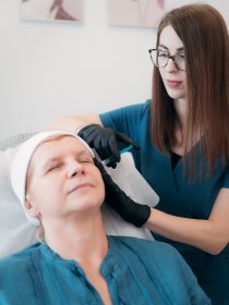 Wypełnianie zmarszczek kwasem hialuronowym