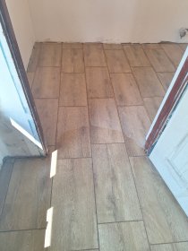 Położenie płytek na posadzce/ schodach