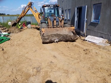 utwardzanie terenu stabilizacją cementową lub stabilizacją popiołową, kruszywem łamanym