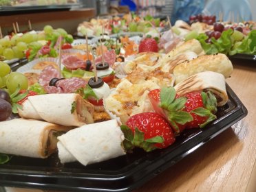 Mini desery - mini tiramisu, mini panna cotta z musem owocowym, mini deser pavlowa,