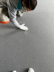 Praca żywicy z piaskiem