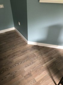 Układanie paneli laminowanych na podłodze