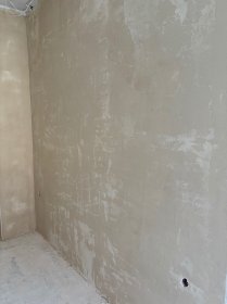 Tynkowanie ręczne tynkiem gipsowym.