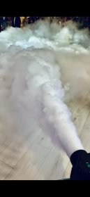 Muzyka, ciężki dym, fontanny iskier.