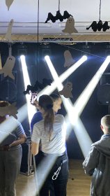 Muzyka, ciężki dym, fontanny iskier.