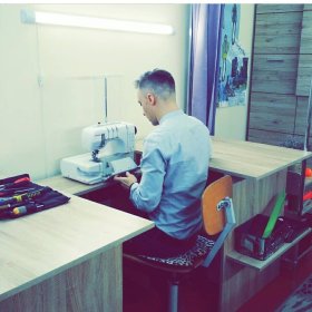 Naprawa maszyn do szycia – zarówno domowych, jak i przemysłowych.