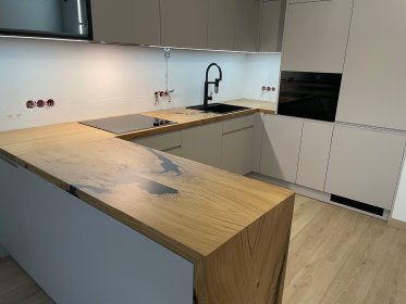 Blat do kuchni z drewna i żywicy epoksydowej