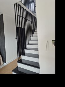 Balustrady schodowe stalowe – wykonanie i montaż