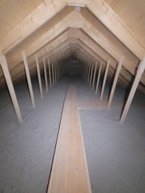 Wykonywanie płaskiego zasypu oraz skosów celulozą oraz ścian.