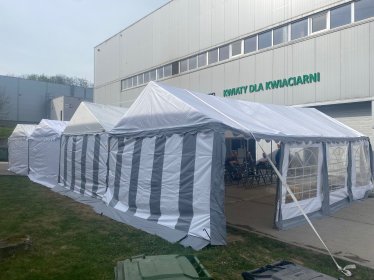 Wynajem namiotów cateringowych z wyposażeniem