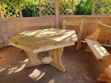 Stoły z litego drewna , stoliki kawowe . Wieszaki ,lustra z rzywą krawedzią