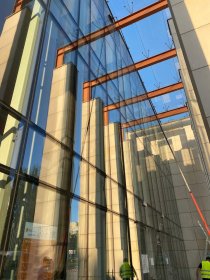 Mycie przeszkleń szklanych na wysokości.