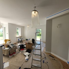 Malowanie ścian z poprawkami szpachlerskimi i renowacją wnętrza.