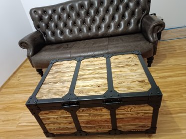 Elegancka skrzynia drewniana z okularami