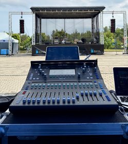 Kompleksowa obsługa techniczna z pełnym zapleczem, scena, światło, dźwięk