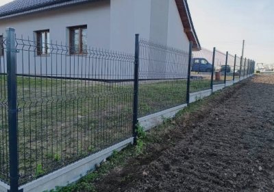 Wykonujemy usługi montażu ogrodzeń panelowych z podmurówką lub bez.