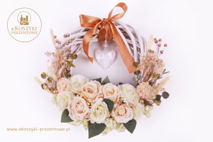 Wianki Wiklinowe z kompozycją kwiatów