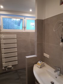 Układanie płytek w łazience