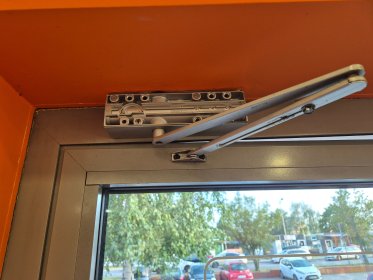 Montaż samozamykacza.