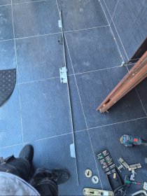 Regulacja drzwi zewnętrznych. Demontaż zamka listwowego.