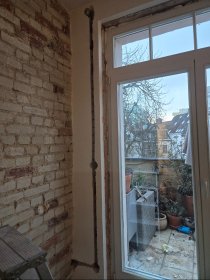 Doprowadzenie instalacji elektrycznej do rolety.