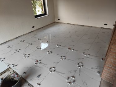 Układanie glazury, łazienki itd