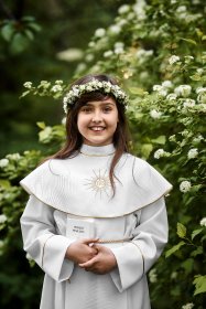 Reportaż zawiera zdjęcia rodzinne przed kościołem, w lokalu.