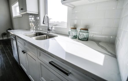 Blaty kuchenne i łazienkowe z kamienia, granitu, marmuru, spieku kwarcowego