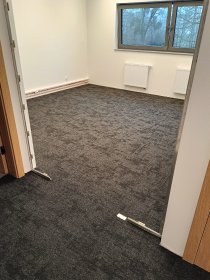 Montaż wykładziny w płytkach dywanowych