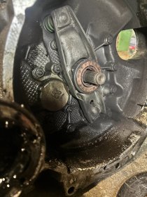 Oferuję profesjonalne usługi mechaniki samochodowej.