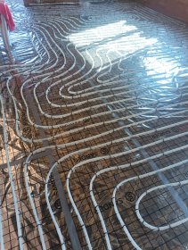 Montaż ogrzewania podłogowego klasycznie na styropianie