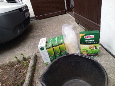 Zakładanie i pielęgnacja trawników, w tym nawożenie