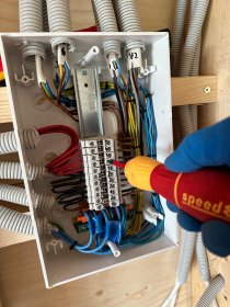 Montaż instalacji elektrycznych – solidna podstawa każdego domu