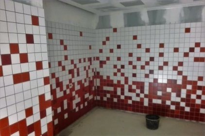 Układanie płytek w łazienkach z przeróbkami hydraulicznymi i z białym montażem.Pod klucz.