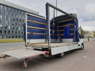 Usługi transportowe samochodem z windą załadowczą i paleciakiem