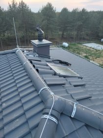 Montaż instalacji odgromowej.