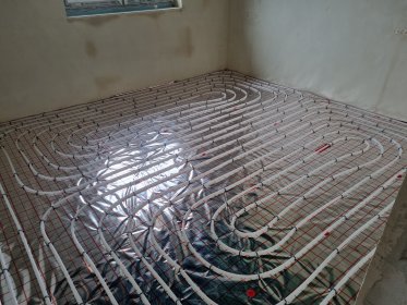 montaż instalacji centralnego ogrzewania podłogowego, grzejnkiowego