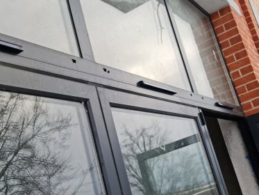 Montaż nawiewników okiennych