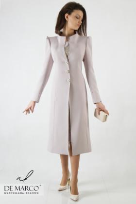 Wytworny komplet - beżowy płaszcz wizytowy z ekskluzywną sukienką za kolano, De Marco