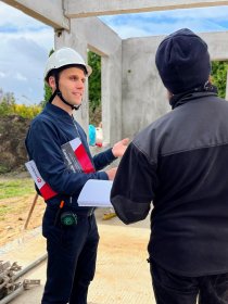 Kierownik budowy domu z keramzytu