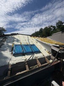 Naprawa dachu po kunach  Ocieplenie  Pianą pur od zewnątrz
