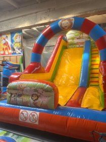 Zjeżdżalnie o rozmiarach 8,6x5,5x6