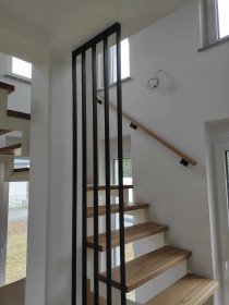 Specjalizujemy się w balustradach metalowych, metalowo-drewnianych, szklanych i poręczach