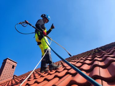 Mycie dachu wraz z chemicznym odgrzybianiem