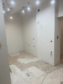 Położenie gładzi gipsowej na ścianach i sufitach (dwukrotne)