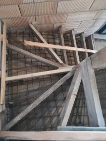 Szalowanie, zbrojenie i wylewanie betonem schody żelbetowy na budowie