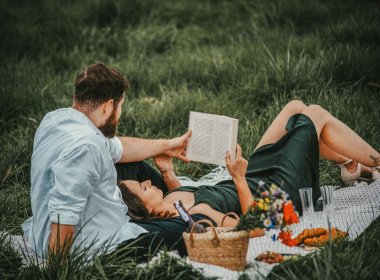 Sesje narzeczeńskie w plenerze lub w studio