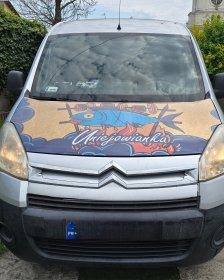 Oklejanie Aut grafiką reklamową.